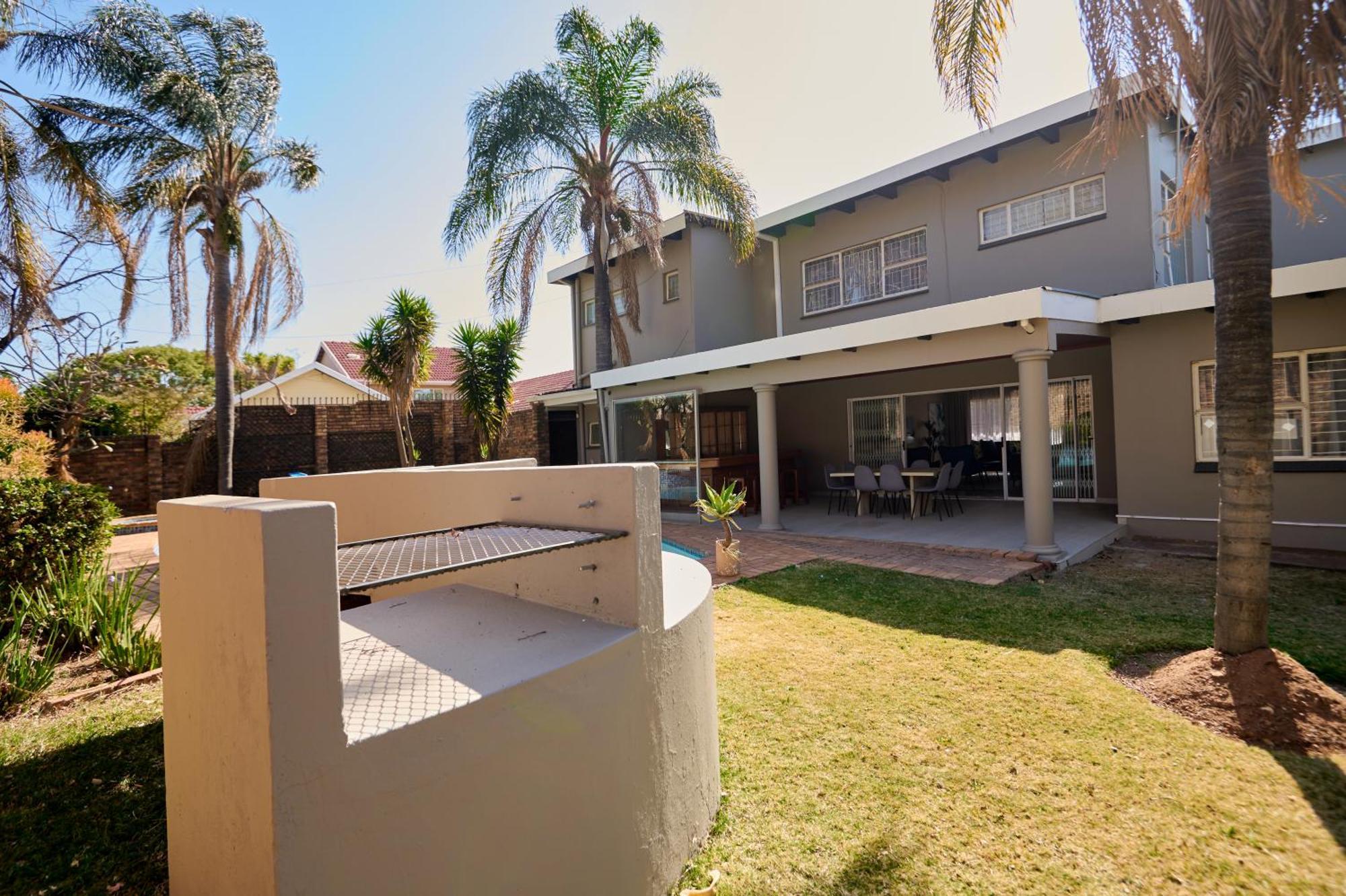 Sunny With Pool And Garden Villa