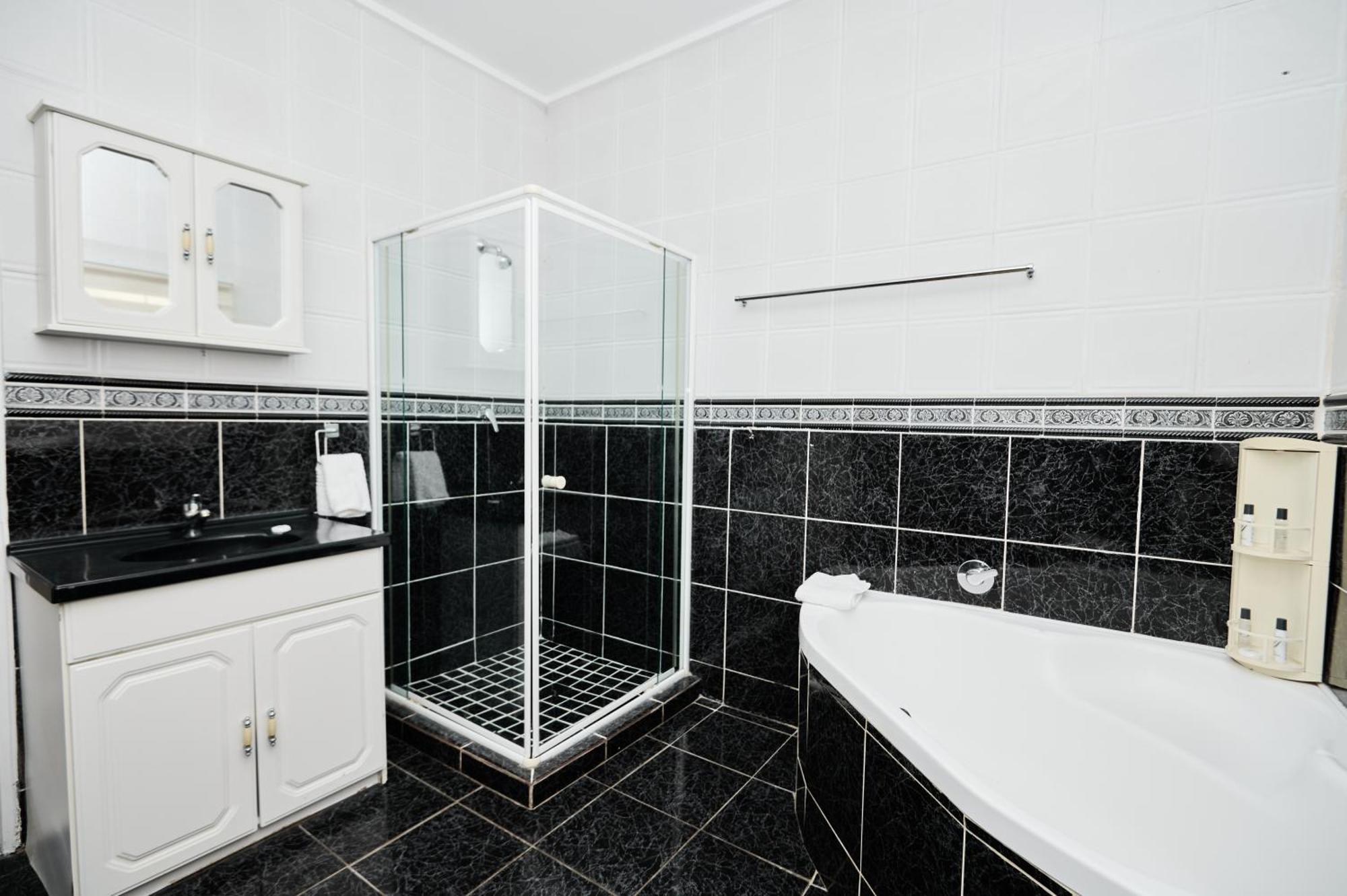 Sunny With Pool And Garden Villa Pretoria