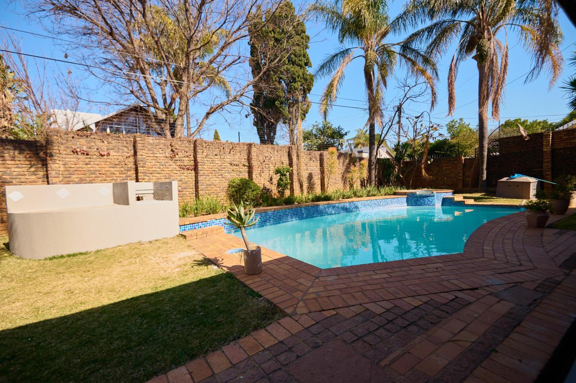 Sunny With Pool And Garden